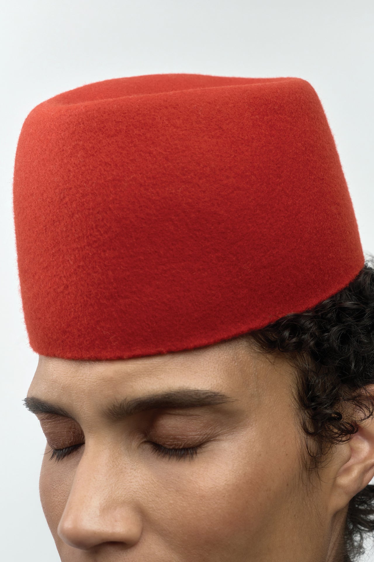 SKERGETH X EDARA The ICON HAT JULIA Vermillion Red